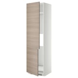 Une grande armoire blanche et en bois avec deux portes ouvertes. Il fait partie du système de cuisine METOD, avec des façades en brokhult avec une finition à motif noyer.