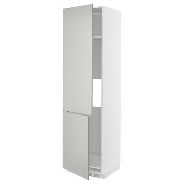 Une armoire de cuisine blanche, haute et mince du système METOD. Il y a deux portes et des étagères à l’intérieur. L’armoire est moderne et minimaliste dans son design.