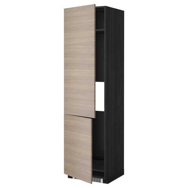 Meuble de cuisine METOD avec portes en brokhult brun clair, debout, doté d’un design moderne et élégant avec des étagères réglables.