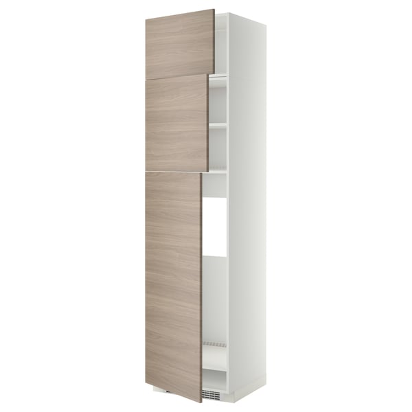 Une grande armoire de cuisine METOD blanche avec des portes effet bois, au design épuré et moderne.