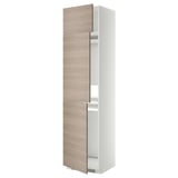 Une armoire de rangement haute et moderne avec des portes en bois clair et un cadre blanc, marque METOD.