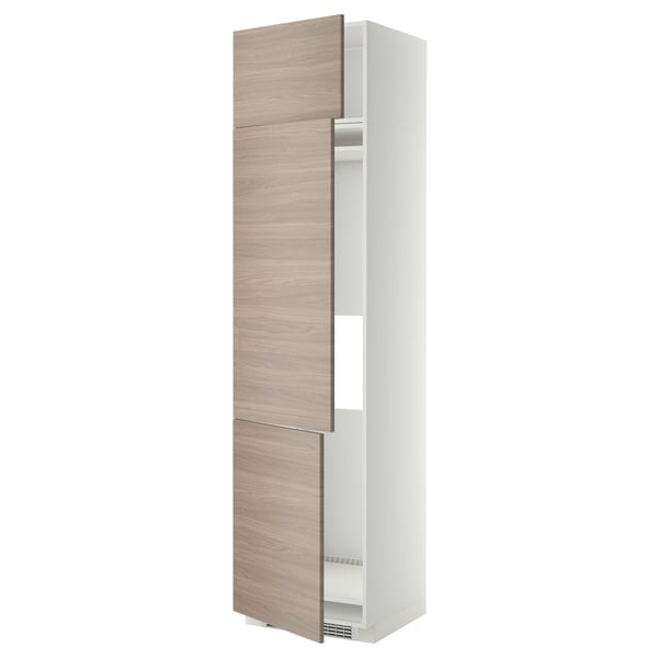 Une armoire de cuisine haute METOD avec des façades à motif noyer brokhult de couleur bois clair, avec des étagères réglables et des portes réversibles.