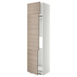 Une armoire de cuisine haute METOD avec des façades à motif noyer brokhult de couleur bois clair, avec des étagères réglables et des portes réversibles.