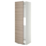 Une armoire de cuisine IKEA METOD avec des portes à motif de noyer brokhult, haute avec une étagère réglable à l’intérieur et un design élégant et minimaliste.