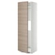 Une armoire de cuisine IKEA METOD avec des portes à motif de noyer brokhult, haute avec une étagère réglable à l’intérieur et un design élégant et minimaliste.