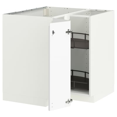 Cette image montre un ensemble d’armoires de cuisine METOD blanches avec poignées intégrées, avec une armoire basse d’angle avec une étagère réglable à l’intérieur.