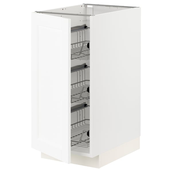 Unité de cuisine blanche avec étagères en métal.