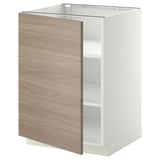 Il s’agit d’une armoire de cuisine IKEA METOD avec une palette de couleurs marron et blanc, avec un motif de grain de bois sur la porte latérale gauche et une charnière en métal.