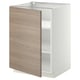 Il s’agit d’une armoire de cuisine IKEA METOD avec une palette de couleurs marron et blanc, avec un motif de grain de bois sur la porte latérale gauche et une charnière en métal.