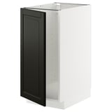 Un meuble de cuisine METOD blanc avec une porte bodbyn noire aux bords biseautés. Il a un design élégant et moderne avec un look épuré.