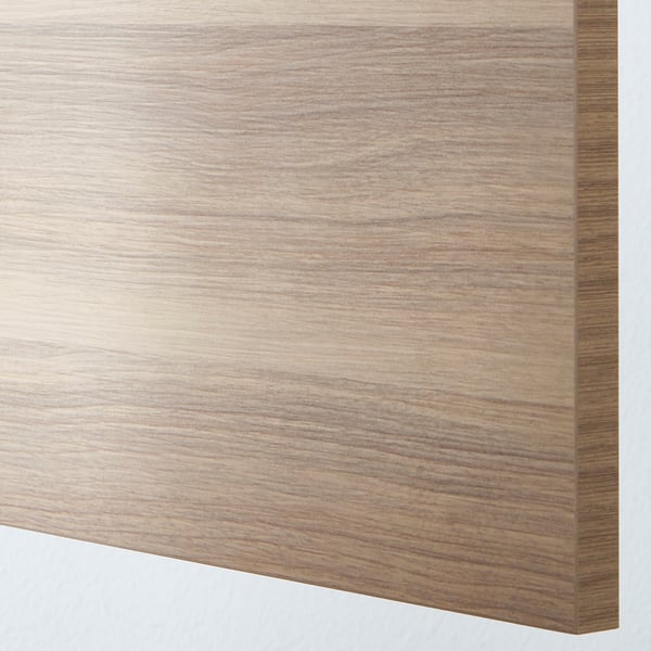 Gros plan d’un panneau de bois du système de cuisine METOD, montrant une texture lisse et un grain naturel, révélateur d’un savoir-faire de haute qualité.