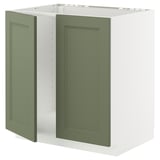 Une armoire METOD blanche avec des portes vertes. Il est élégant, rectangulaire et moderne, avec des portes gris-vert au design simple.