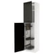 Une armoire de cuisine METOD blanche avec des portes bodbyn noires, avec des organisateurs coulissants à l’intérieur.