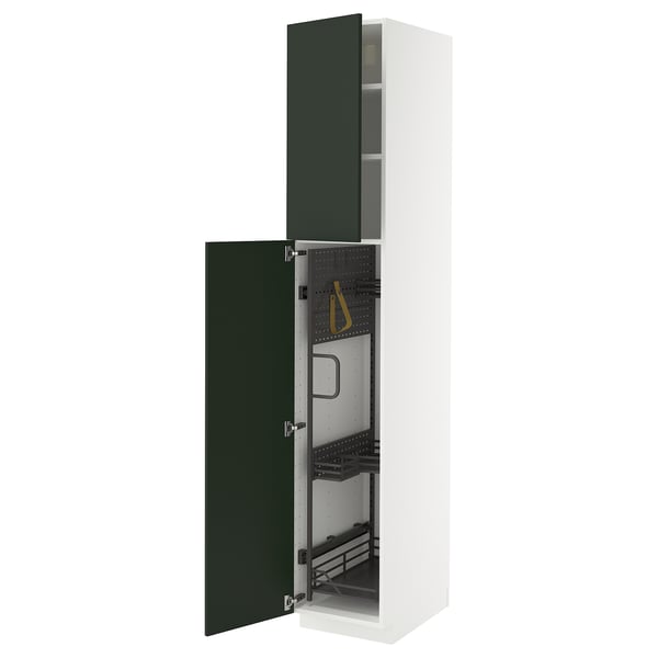 Armoire blanche ouverte avec porte verte, révélant des étagères et des outils de nettoyage.