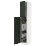 Armoire blanche ouverte avec porte verte, révélant des étagères et des outils de nettoyage.