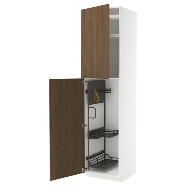 Une armoire de cuisine METOD blanche avec des portes en bois de noyer, dont une ouverte. Il s’agit d’organisateurs coulissants et est conçu pour ranger les produits de nettoyage.