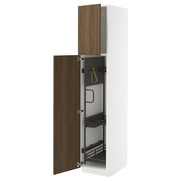 Un meuble de cuisine METOD blanc avec des portes en bois. Une porte est ouverte, révélant des étagères et des organisateurs à l’intérieur.