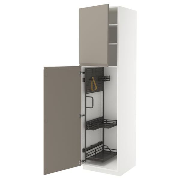 Armoire ouverte METOD blanche avec porte gris-beige, étagères intérieures, panneau perforé et organisateurs.