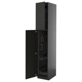 Armoire haute METOD noire avec porte ouverte laissant apparaître des étagères, des charnières en nickel et une poignée jaune.