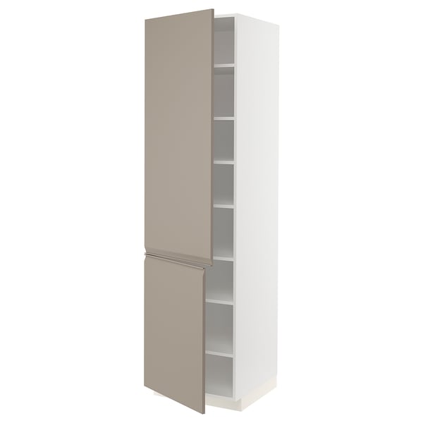 Une armoire blanche moderne et haute avec des portes gris-beige dotées d’une poignée intégrée élégante et d’étagères réglables.
