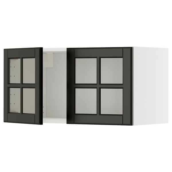 Armoires de cuisine noires et blanches avec portes vitrées. Une porte est ouverte, révélant des étagères intérieures. Le design est moderne et épuré.