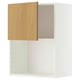 Une armoire murale METOD blanche avec une porte en placage de chêne partiellement ouverte, révélant une étagère réglable à l’intérieur.