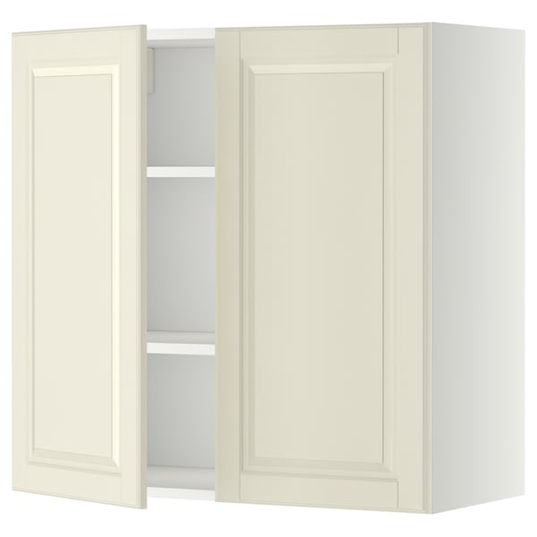 Armoire de cuisine METOD blanc cassé, une porte ouverte, étagère réglable à l’intérieur. Design classique avec bords biseautés.