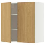 Une armoire murale de couleur bois clair avec une seule porte ouverte. L’armoire est élégante, aux lignes modernes et aux étagères réglables.