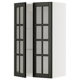 Armoire moderne à portes vitrées noires, faisant partie du système de cuisine ikea METOD, avec des étagères en verre trempé et un design élégant et minimaliste.