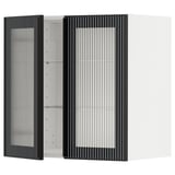 Armoire noire moderne avec portes en verre nervuré et étagère réglable.