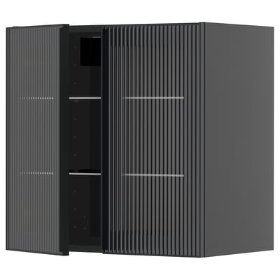 Armoire de cuisine noire avec poignées en verre cannelé et métal.