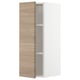 Une armoire de cuisine METOD avec une façade en brokhult à motif noyer, dotée d’une finition en bois clair, d’un cadre blanc et d’un design rectangulaire et vertical.