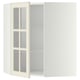 Une armoire de cuisine blanche avec des portes vitrées. Il s’agit d’une section en verre dépoli et d’étagères réglables.