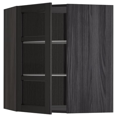 Une armoire d’angle de cuisine ikea METOD gris foncé avec trois étagères en verre et une porte réversible.