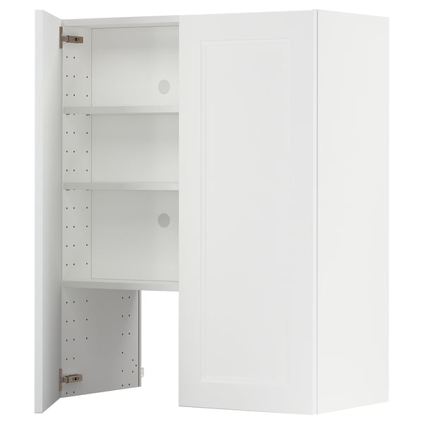 Affiche une armoire de cuisine METOD blanche avec une porte ouverte révélant des étagères réglables. L’armoire est rectangulaire avec un design élégant et moderne.