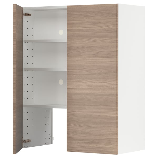 Une armoire moderne en bois brun clair avec un intérieur blanc, dotée de charnières à encliqueter et d’une étagère réglable.