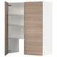 Une armoire moderne en bois brun clair avec un intérieur blanc, dotée de charnières à encliqueter et d’une étagère réglable.