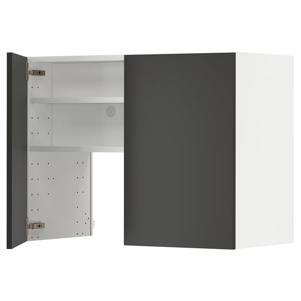 Une armoire de cuisine moderne et noire avec un intérieur blanc, des étagères réglables et des charnières métalliques.