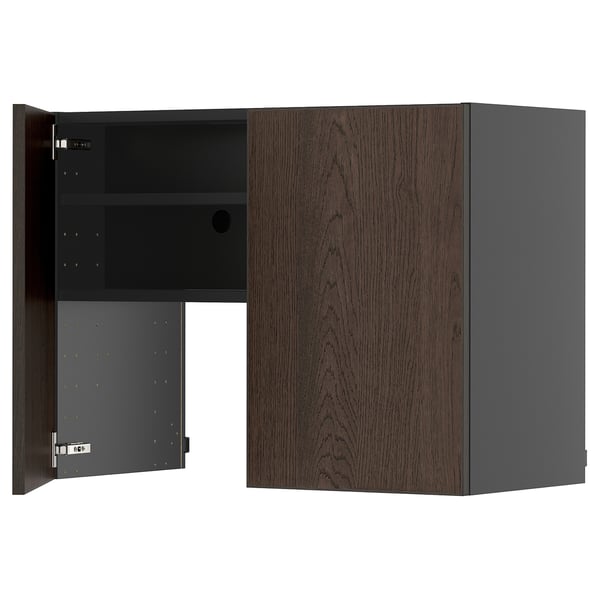 Cette image montre un meuble en bois brun foncé du système METOD au design moderne. Il est doté d’étagères réglables et de charnières à encliquetage.