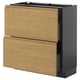 Il s’agit d’une armoire de cuisine moderne de la série ikea METOD, dotée de façades voxtorp de couleur chêne et d’un design minimaliste.