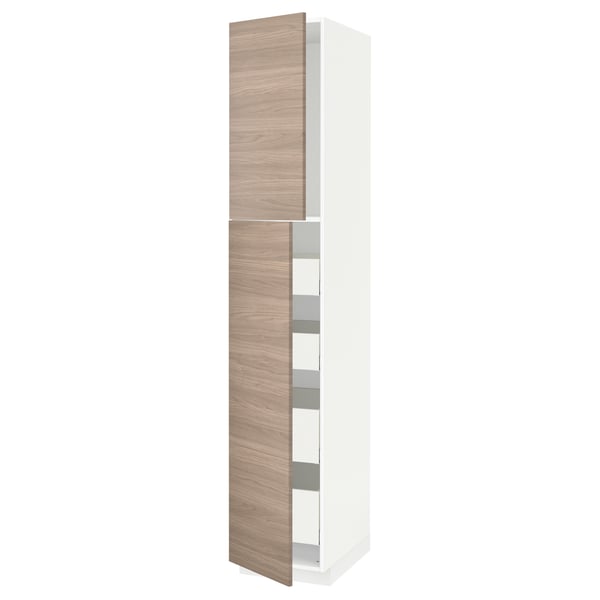 Une grande armoire de cuisine blanche avec des portes à motifs en bois. Il dispose d’étagères réglables à l’intérieur et d’un design moderne et élégant.