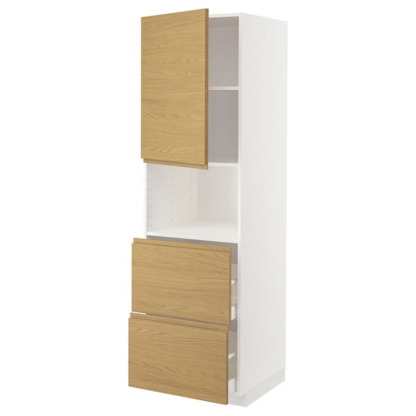 Affiche une armoire de cuisine METOD blanche avec des portes de couleur chêne. Il s’agit d’un design minimaliste avec des poignées intégrées et deux tiroirs sous l’étagère.