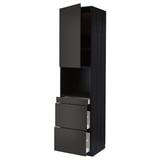 Un meuble de cuisine METOD noir au design moderne. Il s’agit d’une armoire haute avec des tiroirs et des étagères ouvertes. Fabriqué en panneaux de particules avec une finition mate.