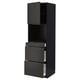 Armoire de cuisine noire avec tiroirs brillants et porte mate, trois tiroirs, une étagère ouverte, design moderne.