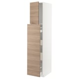 Présente une grande armoire de cuisine METOD blanche avec deux portes en bois brokhult, avec un motif en noyer et une finition lisse.
