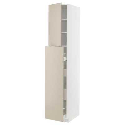 Une grande armoire de cuisine blanche avec des portes beiges et des étagères intérieures. Le design élégant lisse et épuré offre un grand espace de rangement.