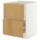 Une armoire METOD blanche avec des tiroirs en bois. Il a une forme rectangulaire et un design élégant, avec plusieurs tiroirs avec placage de chêne.