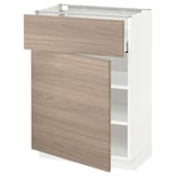 Un meuble de cuisine IKEA METOD avec des façades en bois clair, des armoires blanches et des étagères réglables dans un design moderne.