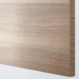 Gros plan d’un panneau de bois lisse et léger avec une texture à grain fin, suggérant un matériau de haute qualité.