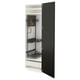 Représente une armoire de cuisine METOD noire avec une porte ouverte révélant des étagères réglables et un tiroir coulissant.